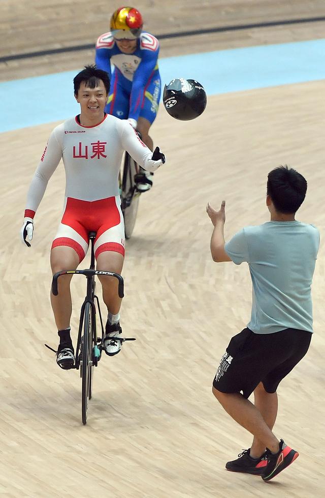 立陶宛射箭选手在场地赛中舞刀弄枪